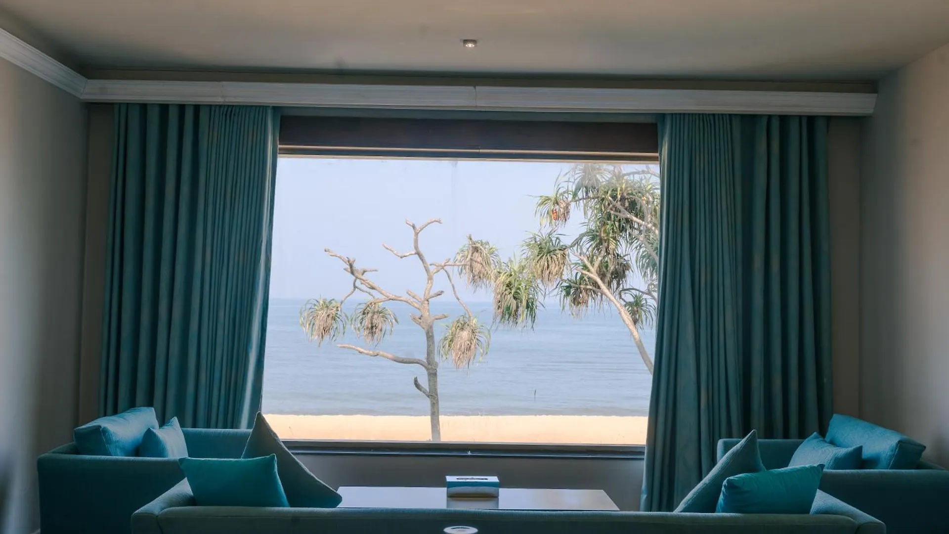 Earl'S Regent Negombo Hotel